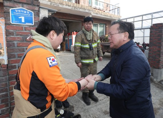 김부겸 행정안전부 장관이 5일 오전 전날 강원도 고성군 토성면에서 시작된 산불이 번진 속초시 장천마을을 찾아 화재진압 작전을 펼친 뒤 잠시 휴식을 취하는 소방대원들을 격려하고 있다. 사진=연합뉴스