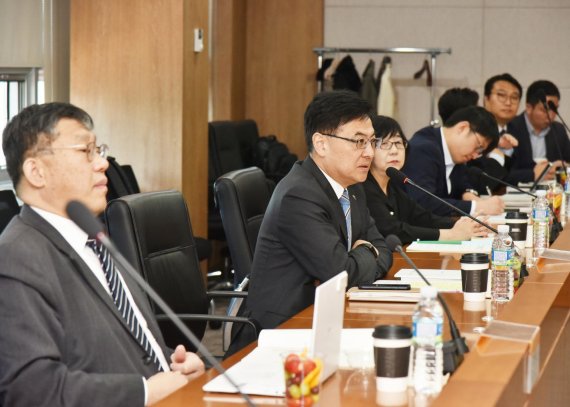 지난 4일 경기 고양시 한국건설기술연구원 본원에서 열린 '스마트시티 정책 연구회'에서 건설연 한승헌 원장(왼쪽에서 두번째)이 발언하고 있다.