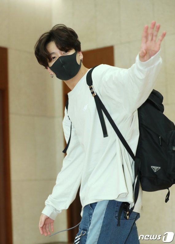 방탄소년단(BTS) 정국이 공연차 5일 오후 김포국제공항을 통해 전세기를 타고 태국으로 출국하기 전 인사를 하고 있다. 2019.4.5/뉴스1 © News1 권현진 기자