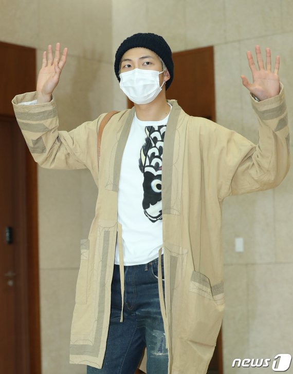 방탄소년단(BTS) RM이 공연차 5일 오후 김포국제공항을 통해 전세기를 타고 태국으로 출국하기 전 인사를 하고 있다. 2019.4.5/뉴스1 © News1 권현진 기자