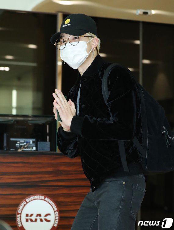 방탄소년단(BTS) 지민이 공연차 5일 오후 김포국제공항을 통해 전세기를 타고 태국으로 출국하기 전 인사를 하고 있다. 2019.4.5/뉴스1 © News1 권현진 기자