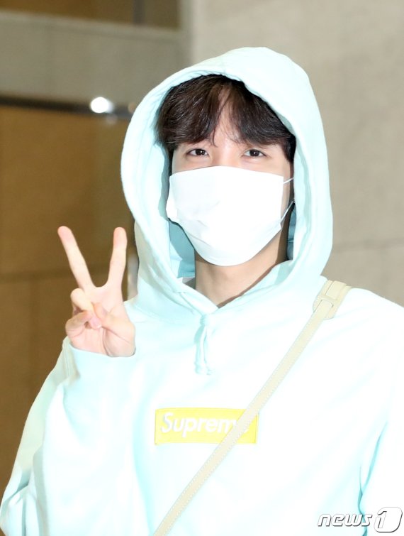방탄소년단(BTS) 제이홉이 공연차 5일 오후 김포국제공항을 통해 전세기를 타고 태국으로 출국하기 전 인사를 하고 있다. 2019.4.5/뉴스1 © News1 권현진 기자