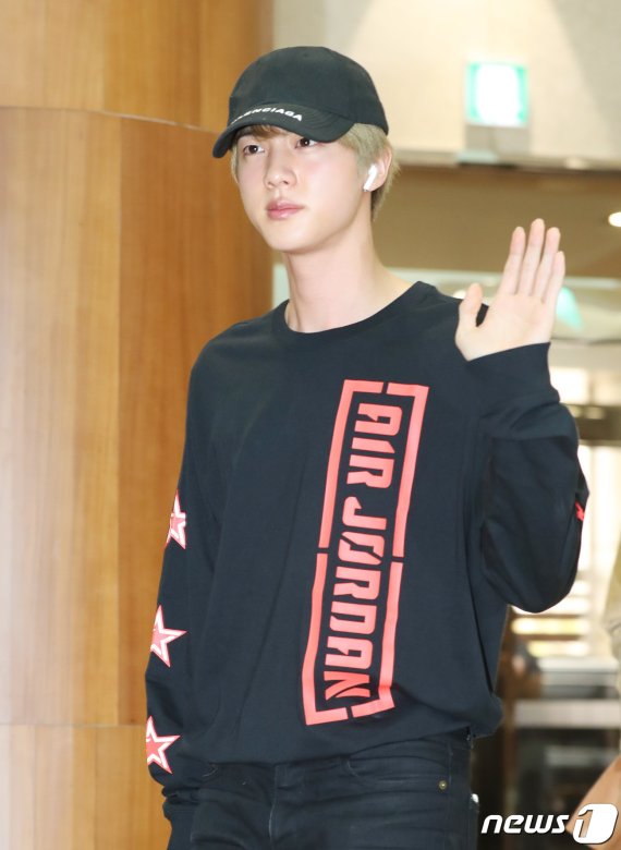 방탄소년단(BTS) 진이 공연차 5일 오후 김포국제공항을 통해 전세기를 타고 태국으로 출국하기 전 인사를 하고 있다. 2019.4.5/뉴스1 © News1 권현진 기자