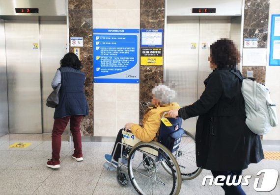 강원 고성·속초 일대 산불이 이틀째 계속된 5일 오후 속초시 영랑동 속초의료원에 전날 이송됐던 환자들이 돌아오고 있다. 2019.4.5/뉴스1 © News1 황덕현 기자