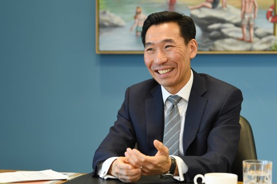 제임스 최 주한 호주대사가 지난 5일 서울 광화문 호주대사관에서 파이낸셜뉴스와 인터뷰를 하고 있다. 사진=김범석 기자