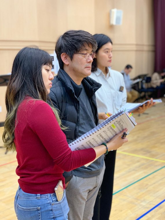 오페라 '베르테르' 연습실에서 단원들과 얘기를 나누고 있는 김광보 단장 서울시극단 제공