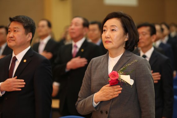 박영선중소벤처기업부 장관(오른쪽)이 8일 정부대전청사에서 열린 취임식에 참석하고 있다. 중기부 제공