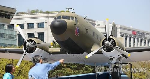 서울 여의도 공원에 개관한 C-47 비행기 전시관. 1945년 8월 18일 한국광복군 정진대가 미군 요원들과 착륙한 여의도비행장 자리에 조성됐다. /사진=연합뉴스