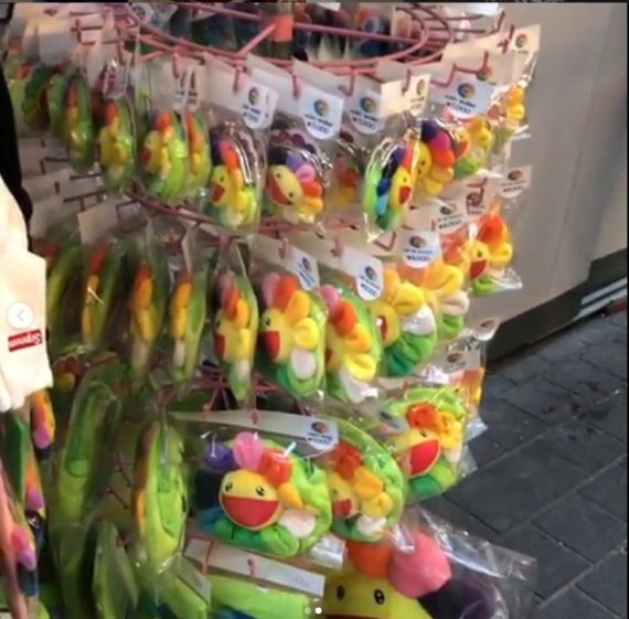 ▲ 무라카미 다카시의 무지개 꽃 캐릭터를 사용한 동전 지갑의 모습./사진=무라카미 다카시 인스타그램 화면 캡처