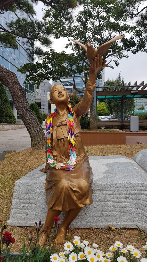경남교육청사 앞 소녀상에 ‘종이학 목걸이’걸려