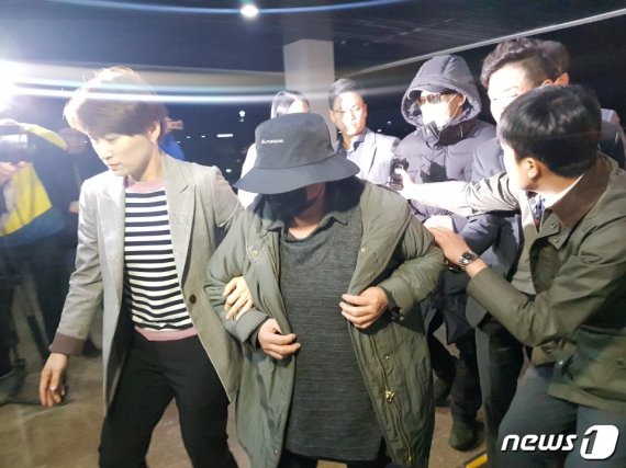 8일 인천공항에서 압송된 마이크로닷의 부모가 제천경찰서에 들어서고 있다© 뉴스1