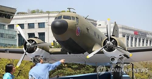 서울 여의도 공원에 개관한 C-47 비행기 전시관. 1945년 8월 18일 한국광복군 정진대가 미군 요원들과 착륙한 여의도비행장 자리에 조성됐다.