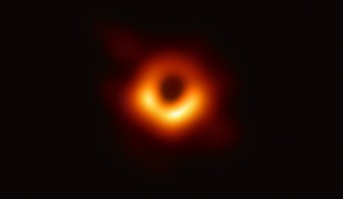 국내 천문학자를 포함한 사건지평선망원경(EHT·Event Horizon Telescope) 연구진은 거대은하 'M87' 중심부에 있는 블랙홀 관측에 성공했다고 지 /사진=연합뉴스
