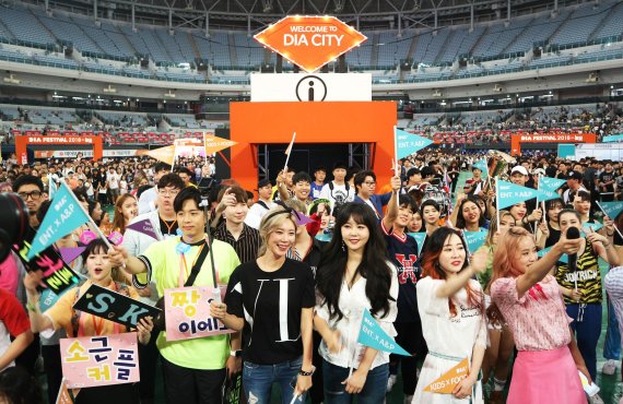 CJ ENM의 '다이아 티비'는 아시아 최대 1인 창작자 축제 '다이아 페스티벌 2019 in 부산'을 8월 부산 벡스코에서 개최한다고 11일 밝혔다. 사진은 지난해 서울 고척스카이돔에서 개최한 '다이아 페스티벌 2018'에 참가한 크리에이터들이 퍼레이드를 진행하는 모습. 사진=CJ ENM