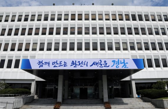 경남도가 고용위기지역으로 지정된 창원시 진해구와 거제·통영·고성지역 소상공인들에 대한 정책자금 지원을 확대한다./사진=경남도