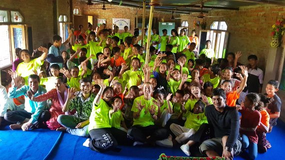 태권도 봉사단이 네팔건즈 지역 마을 사람들과 모임을 갖고 있다. 서번트미션팀 제공