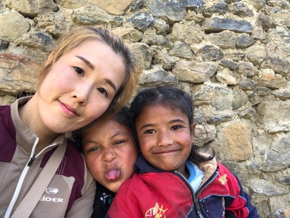 네팔 봉사활동을 통해 만난 아이들과 박나진 태권도 사범. 서번트미션팀 제공