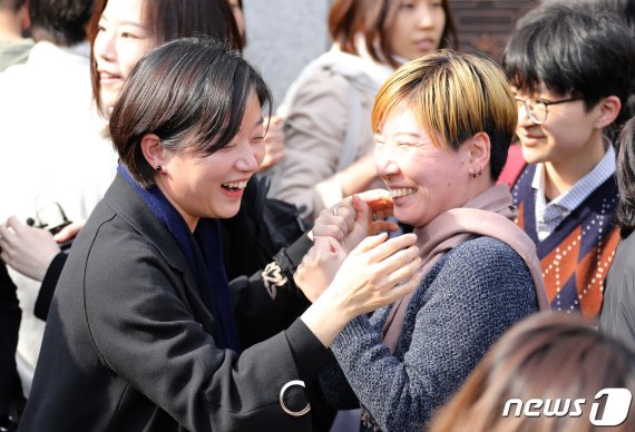 낙태죄 처벌이 '헌법 불합치'로 결정된 11일 오후 서울 종로구 헌법재판소 앞에서 입장발표를 마친 모두를 위한 낙태죄 폐지 공동행동 등 시민단체 회원들이 서로 포옹을 하고 있다 . News1 이재명 기자