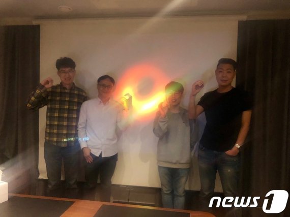 역대급 블랙홀 사진에 한국인 연구진이 8명!!