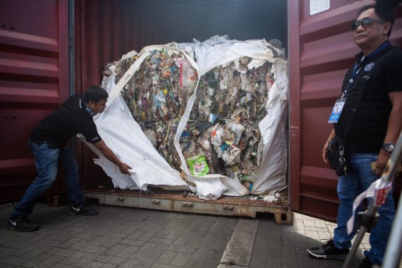 국내로 반환된 '필리핀 불법 수출 쓰레기'가 공개되는 장면. 사진=그린피스