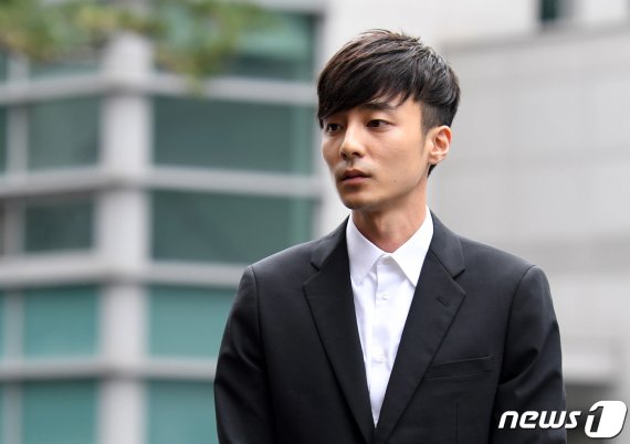 음란물을 유포한 혐의를 받고 있는 가수 로이킴© News1