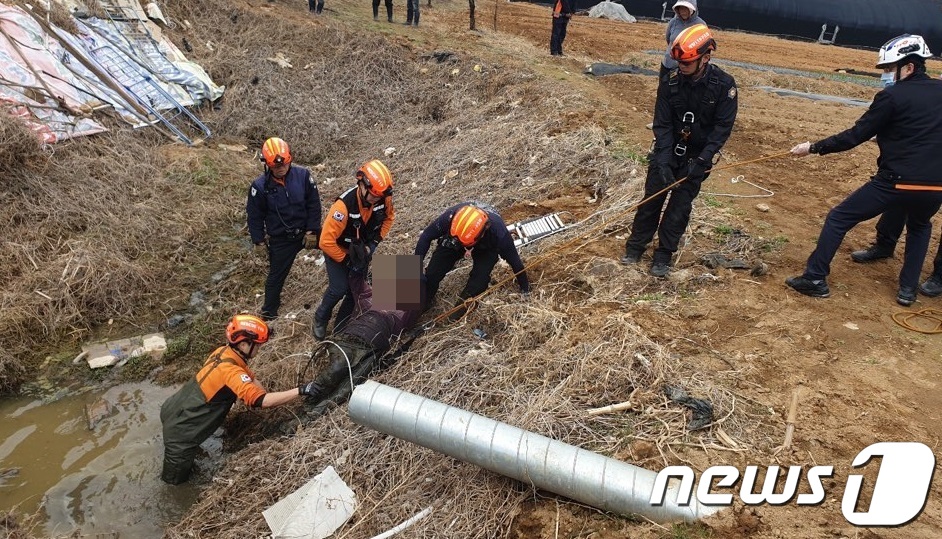 2m 밭수렁에 빠진 남성, 2시간 사투 끝에 구조