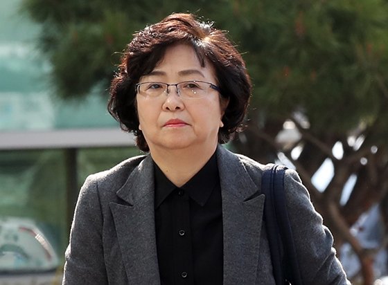 김은경 전 환경부 장관이 이른바 '환경부 블랙리스트 의혹 문건' 관련 네번째 조사를 받기 위해 12일 오전 서울 송파구 서울동부지검에 출석하며 조사실로 향하고 있다. 연합뉴스