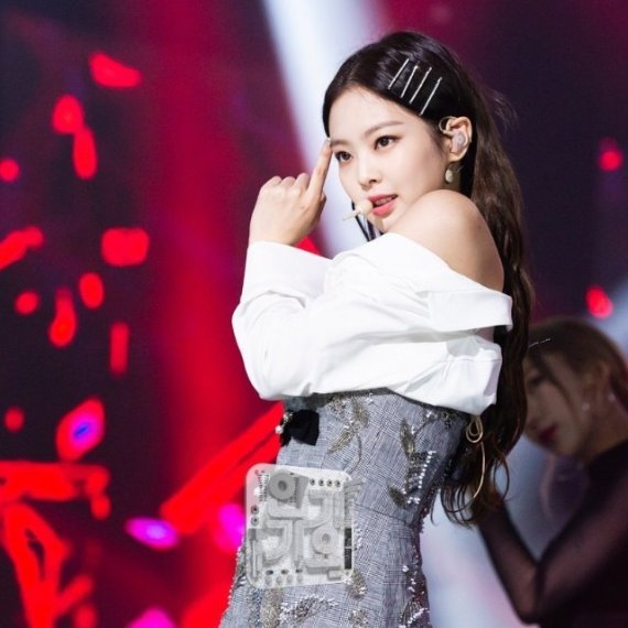 블랙핑크 제니의 실핀 스타일링 © 뉴스1(출처: 인기가요 갈무리)