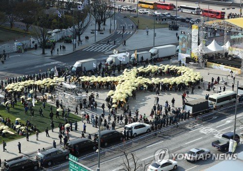 세월호 참사 5주기를 사흘 앞둔 13일 오후 서울 종로구 광화문 광장에서 노란 우산으로 세월호 리본을 형상화하는 플래시몹이 펼쳐지고 있다. /사진=연합뉴스