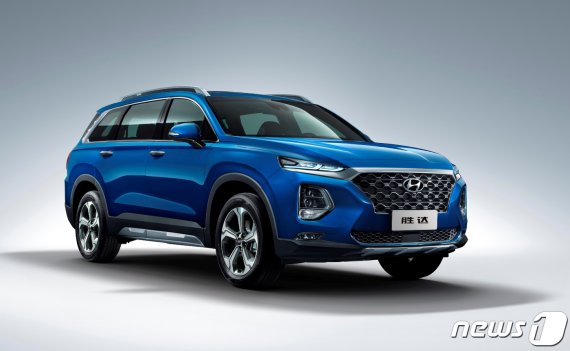 현대자동차는 13~14일(현지시각) 1박 2일간 중국 해남도 산야 아틀란티스 리조트에서 현지 언론인과 고객, 현대자동차 관계자 등 총 700여명이 참석한 가운데 중국형 신형 싼타페 ‘제 4세대 셩다(第四代胜达)’ 신차발표회를 열고 본격 판매를 개시했다고 14일 밝혔다.