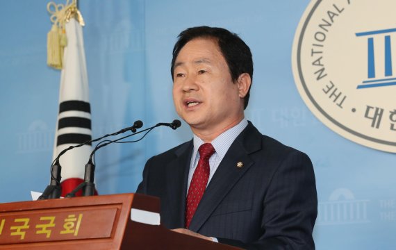 이미선 헌법재판관 후보자 인사청문위원인 자유한국당 주광덕 의원이 14일 오후 국회 정론관에서 열린 기자회견에서 이미선 후보자의 주식거래 문제점을 말하며 인사검증 총책임자인 조국 민정수석에게 맞짱토론을 제안하고 있다. 연합뉴스