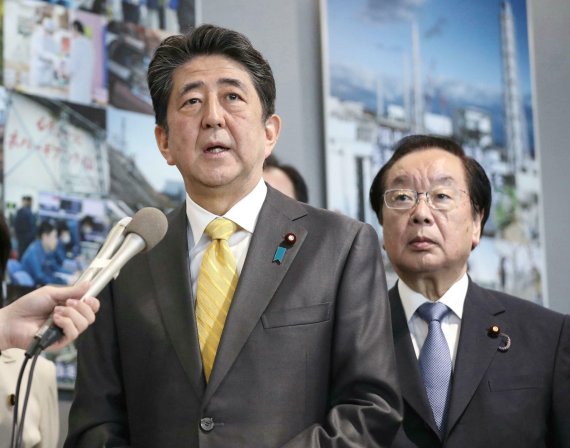지난 14일 후쿠시마 원전을 양복차림으로 방문한 아베신조 일본 총리. AP연합뉴스