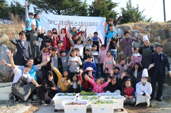 12일 SPC그룹 SPC해피봉사단이 강원지역 아동센터 대상 ‘해피버스데이파티’ 개최하고 기념촬영을 하고 있다.