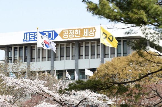 이재명, 경기도청에 세월호기 게양 "그날의 약속 잊지 않겠다"