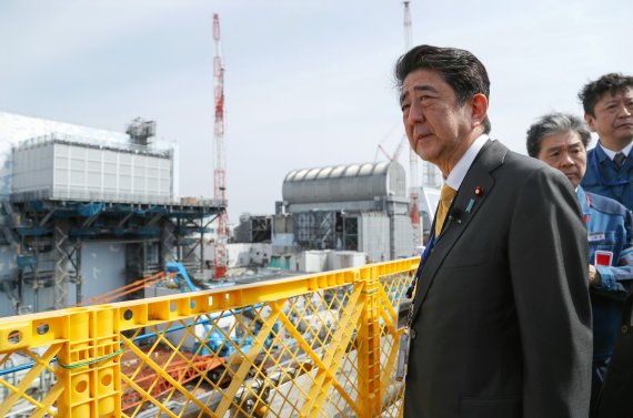 아베신조 일본 총리가 지난 14일 방호복이 아닌 양복차림으로 후쿠시마 원전을 방문해 현장을 둘러보고 있다. EPA연합뉴스