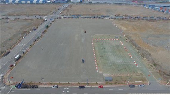 부산항 신항 배후물류단지에 컨테이너 트레일러와 승용차 등 300여대를 수용할 수 있는 대규모 임시 주차장이 조성돼 16일부터 무료로 운영된다. 임시 주차장 모습./사진=부산항만공사