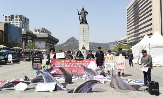 '지난 15일 오후 서울 광화문광장 이순신 동상 앞에서 동물권 단체원들이 '국내 사육중인 벨루가 야생 방류'를 촉구하는 캠페인을 열고 행사에 앞서 묵념을 하고 있다. /사진=연합뉴스