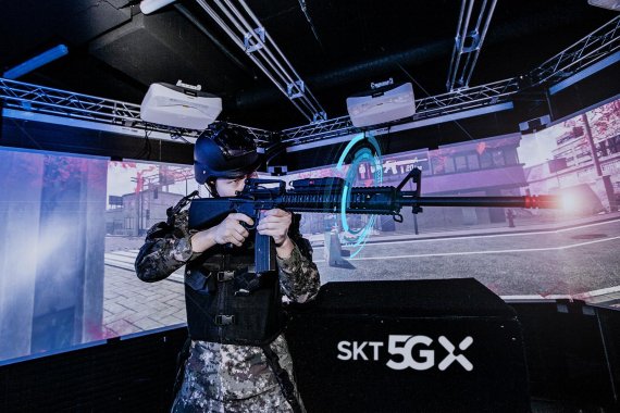 육사 생도가 VR 기반 정밀사격훈련 시뮬레이터로 전시 상황 사격훈련을 받고 있다. /사진=SK텔레콤 제공