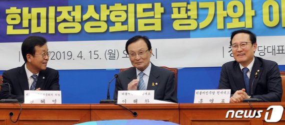 이해찬 더불어민주당 대표가 15일 서울 여의도 국회에서 열린 제2차 외교안보통일자문회의에서 미소짓고 있다. © News1 이종덕 기자