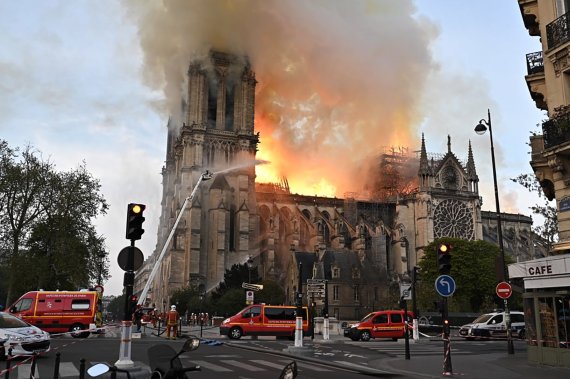 프랑스 파리 시내에서 15일(현지시간) 노트르담 대성당이 불길에 휩싸여 있다.타스연합뉴스