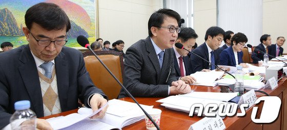 중앙대 경영대학 교수인 정도진 한국회계정보학회장.(왼쪽에서 2번째)2017.2.27/뉴스1 © News1 허경 기자