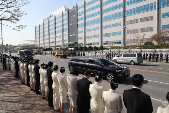 16일 고 조양호 한진그룹 회장의 운구행렬이 서울 하늘길 대한항공 본사 앞을 지나며 임직원들의 배웅을 받고 있다. 사진=박범준 기자
