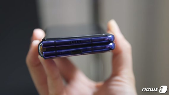 갤럭시 폴드를 완전히 접은 모습. (엔가젯 유튜브 갈무리) © 뉴스1