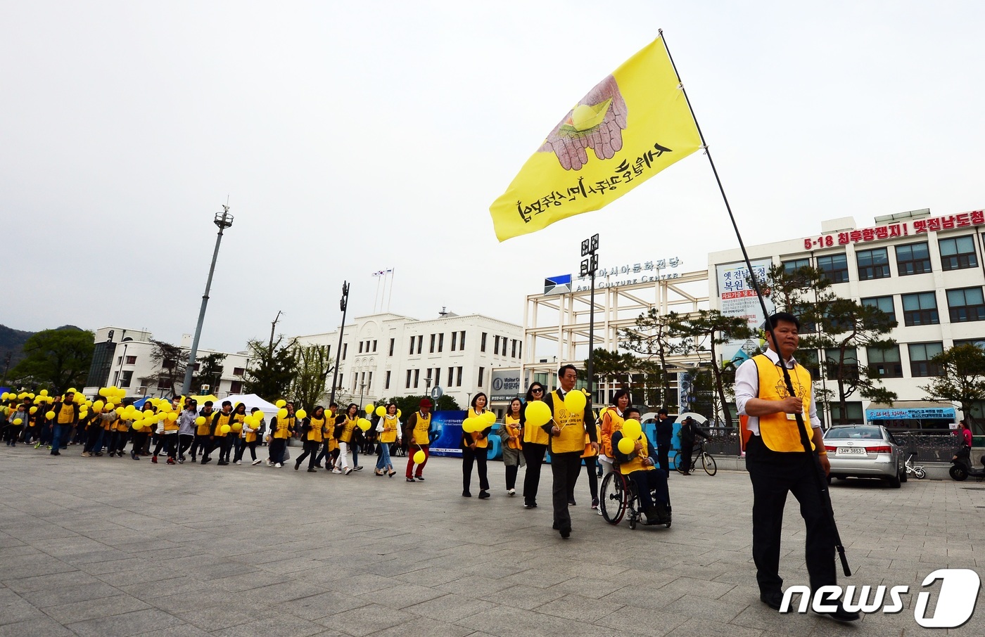 전남도청에 모인 시민 500명 노란리본을 가슴에...