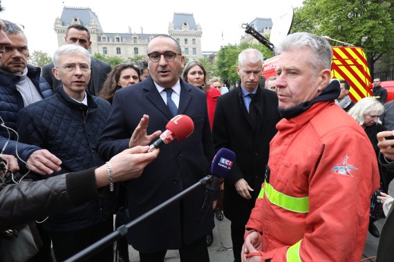 로랑 뉘네즈 프랑스 내무부 차관(가운데)은 16일(현지시간) 파리 노트르담 대성당 화재가 발생할지 약 14시간만에 완전히 진압된 이후 소방당국 관계자와 기자 간담회를 열고 질문에 답하고 있다. /사진=EPA,연합뉴스