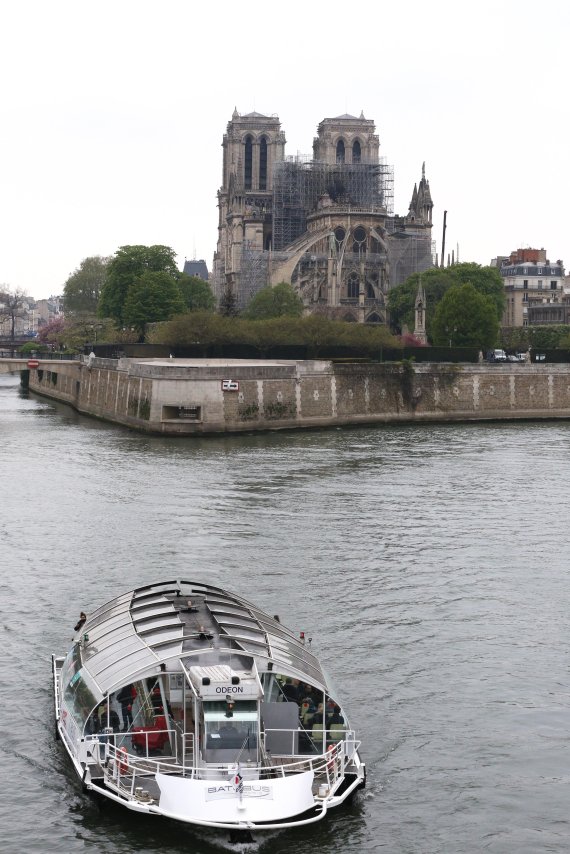 (190416) -- PARIS, April 16, 2019 (Xinhua) -- A boat passes by the damaged Notre Dame Cathedral after a fire in Paris, France, on April 16, 2019. (Xinhua/Gao Jing) /사진=연합 지면외신화상