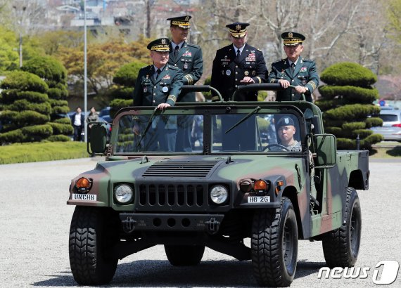 최병혁 신임 한미연합군사령부 부사령관(왼쪽부터)과 로버트 에이브럼스 주한미군사령관, 김병주 전 부사령관이 17일 서울 용산 미군기지 나이트필드 연병장에서 열린 한미연합군사령부 부사령관 이·취임식에서 열병하고 있다. 2019.4.17/뉴스1 © News1 이재명 기자
