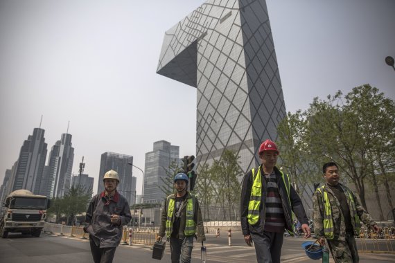 epa07511330 Chinese workers walk in the Central Business District (CBD) area in Beijing, China, 17 April 2019. China reported a 6.4 percent growth in the first quarter GDP (gross domestic product), compared to the last year. EPA/ROMAN PILIPEY /사진=연합 지면외신화상
