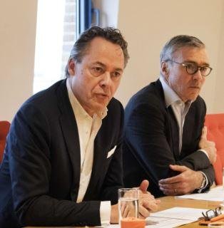 네덜란드 암스테르담의 ING 사옥에서 랄프 하머스 최고경영자(CEO·왼쪽)와 쿠스 티머만스 최고재무책임자(CFO)가 간부들과 회의를 하고 있다. EPA연합뉴스