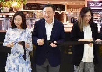 허영인 SPC그룹 회장(가운데)이 17일 싱가포르 주얼창이 '메종 드 피비' 오픈기념식을 갖고 있다.